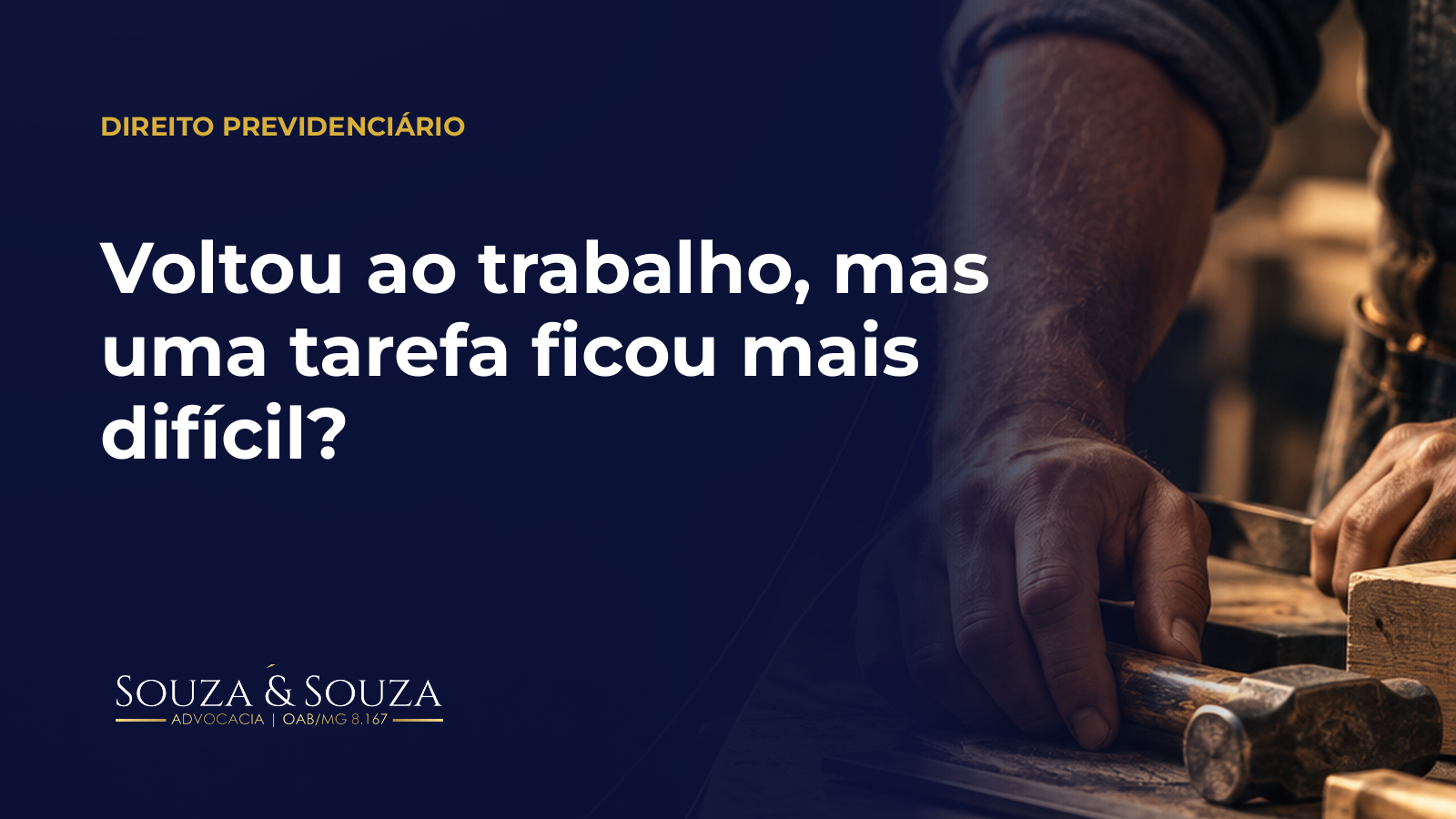 Pessoa executa tarefa manual em bancada de trabalho